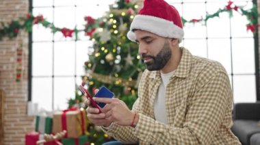 Cep telefonu kullanan adam