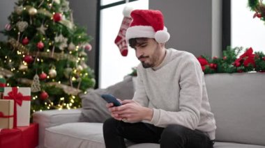 Yakışıklı adam Noel 'i evde kutluyor.