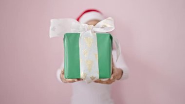 Noel hediyeli güzel bir genç kadın portresi.