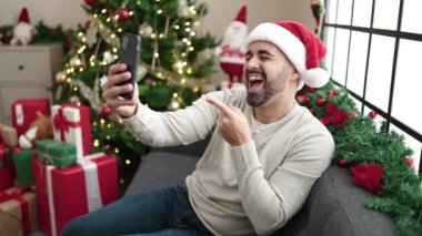 Yakışıklı adam telefonda Noel 'i kutluyor.