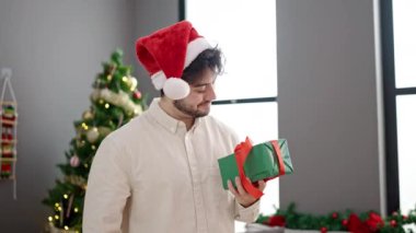 Adam yılbaşı hediyesini açıyor. Kapatın. 