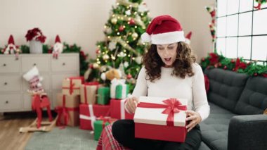 Noel hediyesini açan kadın