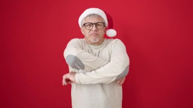 Renkli Noel Baba kostümü giymiş son sınıf öğrencisi.