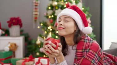 Güzel genç bir kadın Noel 'i evde kutluyor.