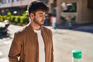 Sokakta duran gevşek yüzlü İspanyol genç adam.