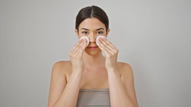 Genç ve güzel İspanyol kadın tenini pamuklu bezlerle temizliyor.