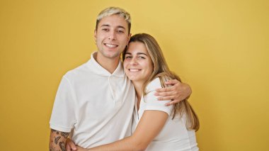 Güzel çift gülümsüyor. Birbirlerine sarılıyorlar.