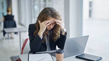 Ofiste çalışan genç bir iş kadını stresli.