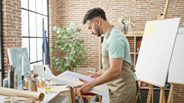 Sanat stüdyosuna çizim yapmak isteyen genç bir Arap sanatçı.