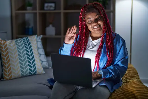 Donna Afroamericana Con Capelli Intrecciati Utilizzando Computer Portatile Notte Rinuncia — Foto Stock