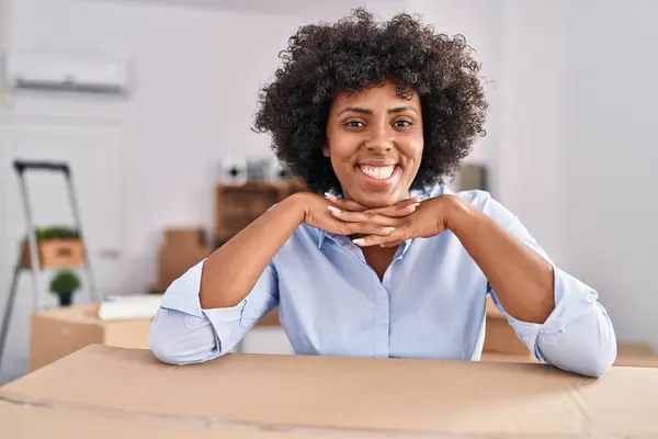 アフリカ系アメリカ人の女性は新しい家で自信を持って寄り添って笑っている — ストック写真