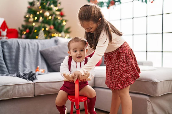 Bruder Und Schwester Spielen Mit Rentieren Die Hause Weihnachtsbaum Schaukeln — Stockfoto