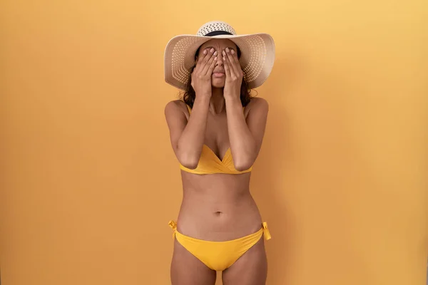 Jeune Femme Hispanique Portant Bikini Chapeau Été Frottant Les Yeux — Photo