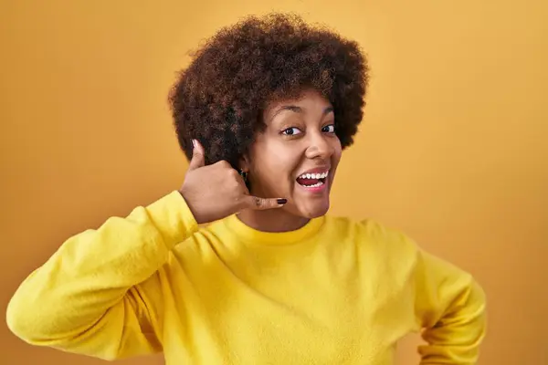 Νεαρή Αφροαμερικανή Που Στέκεται Πάνω Από Κίτρινο Φόντο Χαμογελώντας Κάνοντας — Φωτογραφία Αρχείου