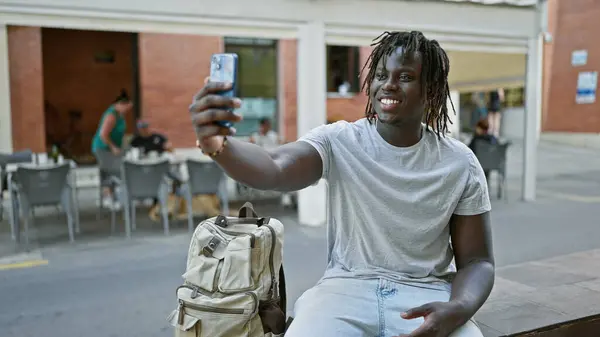 Afroamerikansk Man Göra Selfie Med Smartphone Sitter Bänk Kafé Terrass — Stockfoto