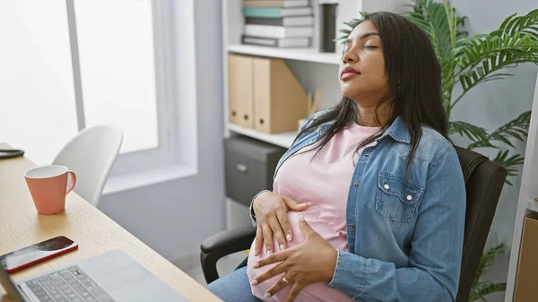 Young Successful Hispanic Businesswoman Pregnant Calmly Massaging Her Belly While — Stock Photo, Image