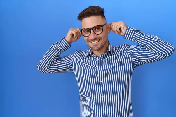 Hombre Hispano Con Barba Con Gafas Sonriendo Tirando Las Orejas —  Fotos de Stock