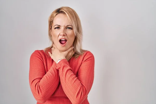 Blonde Woman Standing Isolated Background Shouting Suffocate Because Painful Strangle — Stock Photo, Image