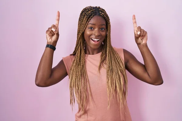 African American Woman Braided Hair Standing Pink Background Smiling Amazed — Stock Photo, Image