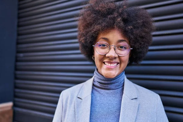 Sokakta Kendine Güvenen Afrikalı Amerikalı Kadın Yönetici — Stok fotoğraf