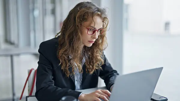 Mulher Jovem Trabalhador Negócios Usando Laptop Trabalhando Escritório — Fotografia de Stock