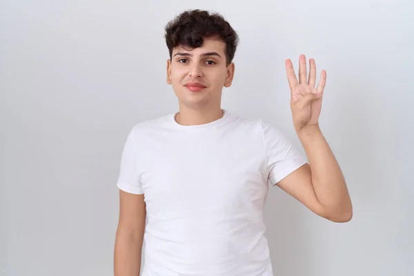 Gündelik Beyaz Tişört Giyen Dört Numaralı Parmaklarını Gösterip Gülümseyen Kendinden — Stok fotoğraf