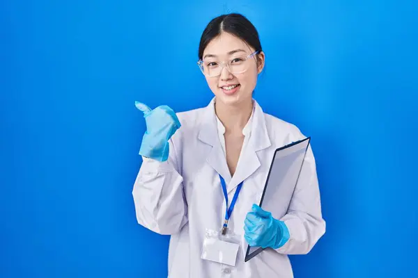 Kinesisk Ung Kvinna Arbetar Forskare Laboratorium Pekar Baksidan Bakom Med — Stockfoto