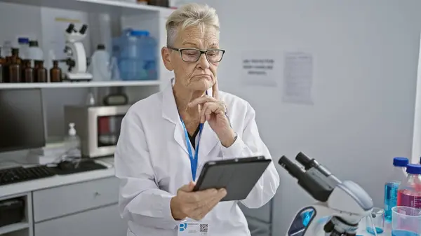 Senior Grey Haired Woman Scientist Serious Thoughtful Concentratedly Using Touchpad — Stock Photo, Image