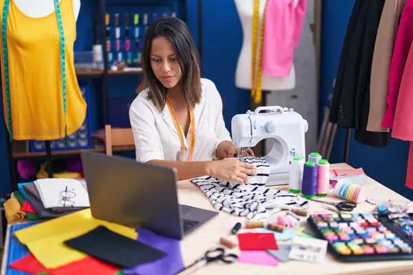 Young Hispanic Woman Tailor Using Sewing Machine Laptop Sewing Studio — Stock Photo, Image