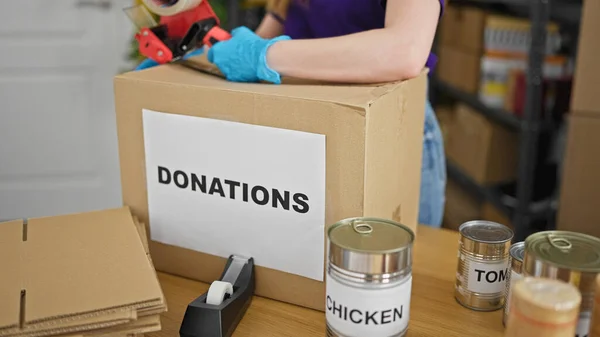 Genç Sarışın Kadın Gönüllü Olarak Yardım Merkezinde Bağış Kutusunu Paketliyor — Stok fotoğraf