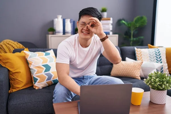 Young Asian Man Using Laptop Home Sitting Sofa Doing Gesture — Stock Photo, Image