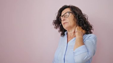 Olgun bir kadın arka planda diş ağrısı çekiyor..