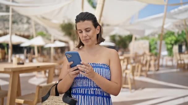 Νεαρή Ισπανίδα Γυναίκα Χαμογελώντας Ευτυχισμένη Χρησιμοποιώντας Smartphone Στην Ηλιόλουστη Βεράντα — Αρχείο Βίντεο