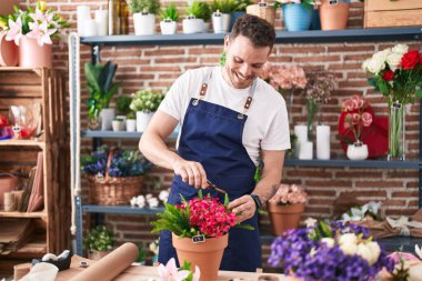 Çiçekçide bitki kesen İspanyol bir çiçekçi.