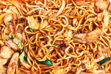  Tavuk ve sebze soslu lezzetli Tayland eriştesi.