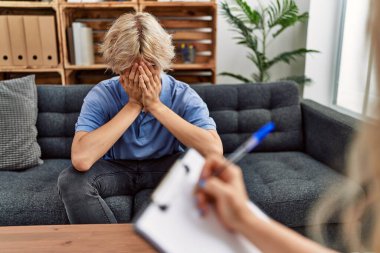 Psikoloji kliniğinde kanepede oturan genç sarışın hasta strese girdi.