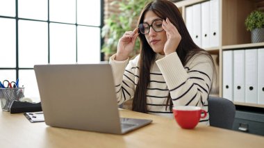 Genç, güzel, İspanyol bir iş kadını vizyon sorunu için gözlük takıyor.