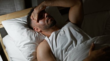 Genç Arap adam yatakta yatarken strese girdi.