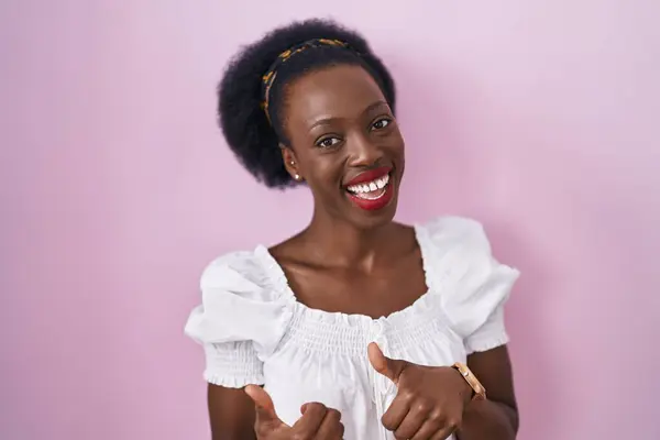 Mulher Africana Com Cabelos Encaracolados Sobre Fundo Rosa Apontando Para — Fotografia de Stock