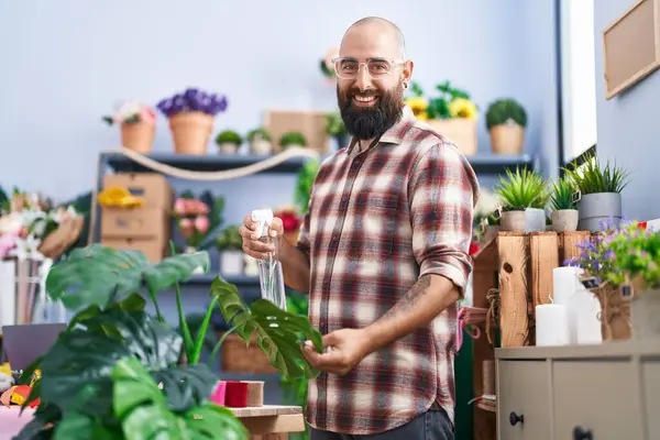 Ung Skallig Man Florist Med Hjälp Difusser Arbetar Blomsteraffär — Stockfoto