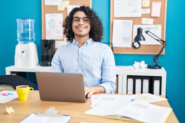 Mladý Latinský Muž Obchodní Pracovník Pomocí Notebooku Pracuje Kanceláři — Stock fotografie