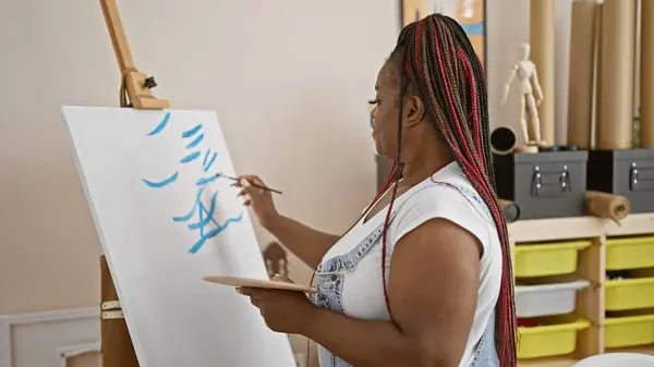 Bela Artista Americana Africana Adornando Tranças Desenhando Apaixonadamente Estúdio Arte — Fotografia de Stock