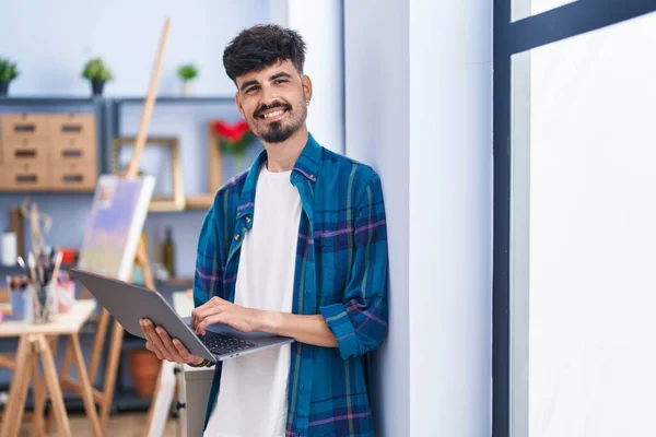 Young Hispanic Man Artist Smiling Confident Using Laptop Art Studio — Stock Photo, Image