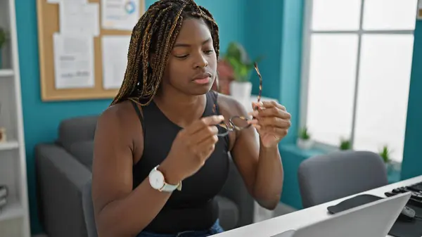 Afrikaans Amerikaanse Vrouw Zakenman Met Behulp Van Laptop Holding Bril — Stockfoto
