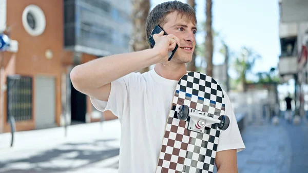 Young Caucasian Man Talking Smartphone Holding Skate Street — Stock Photo, Image