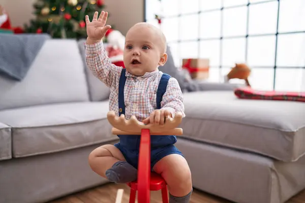 Entzückendes Kaukasisches Baby Spielt Mit Rentieren Die Mit Hause Erhobener — Stockfoto