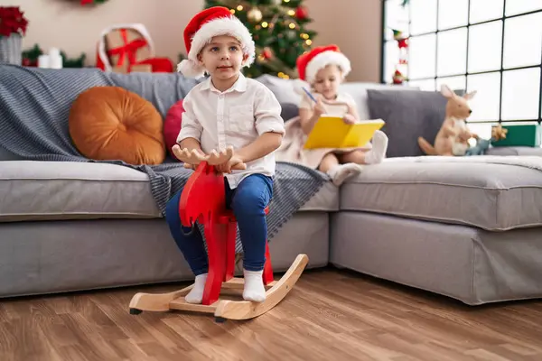 Dvě Děti Hrají Soby Houpání Kreslení Notebooku Vánočního Stromečku Doma — Stock fotografie