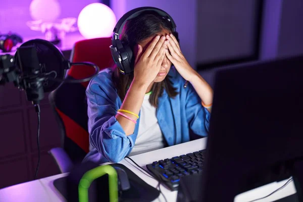 Young Beautiful Hispanic Woman Streamer Stressed Using Computer Gaming Room — Stock Photo, Image