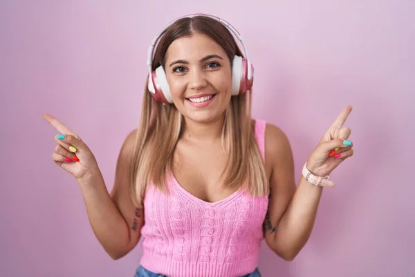 Young Blonde Woman Listening Music Using Headphones Smiling Confident Pointing — Stock Photo, Image
