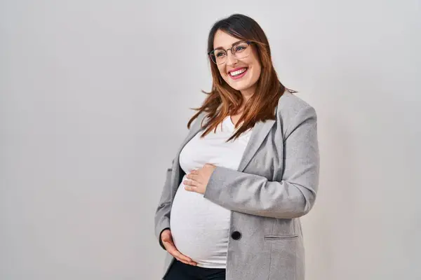 Těhotná Obchodní Žena Stojící Nad Bílým Pozadím Vypadá Pozitivně Šťastně — Stock fotografie